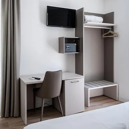 Gallery מלון דירות 4*