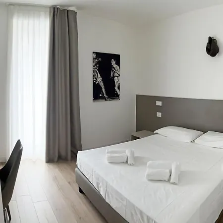Gallery מלון דירות 4*
