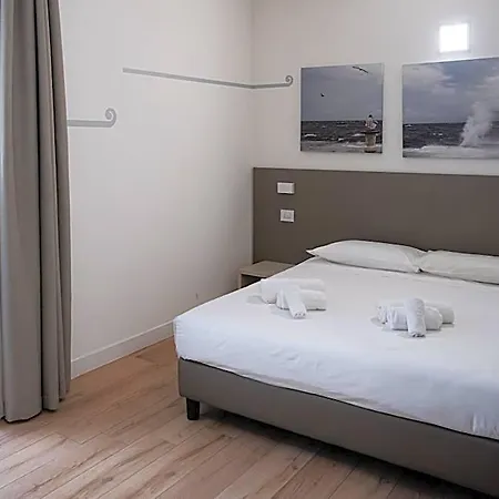 מלון דירות Gallery 4*