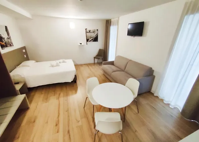 מלון דירות Gallery 4*